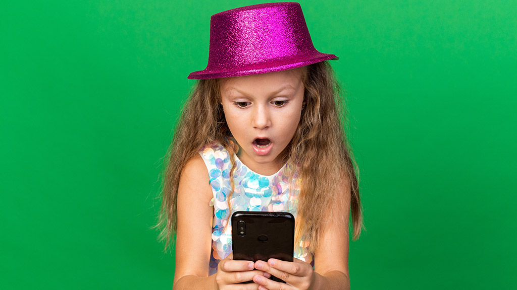 Bambina con smartphone, concetto di educazione emotiva