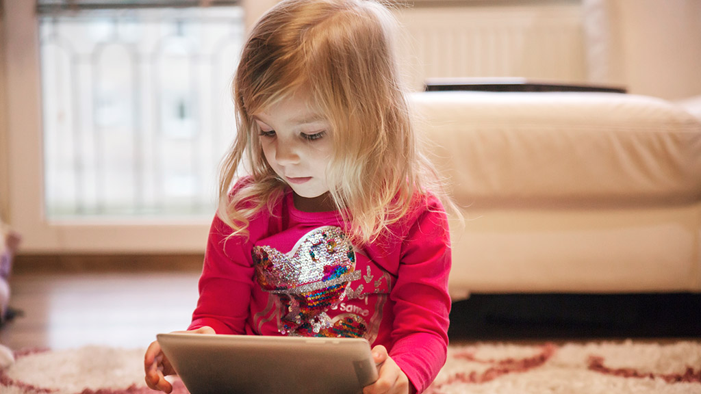 Bambina che combatte la noia usando il tablet