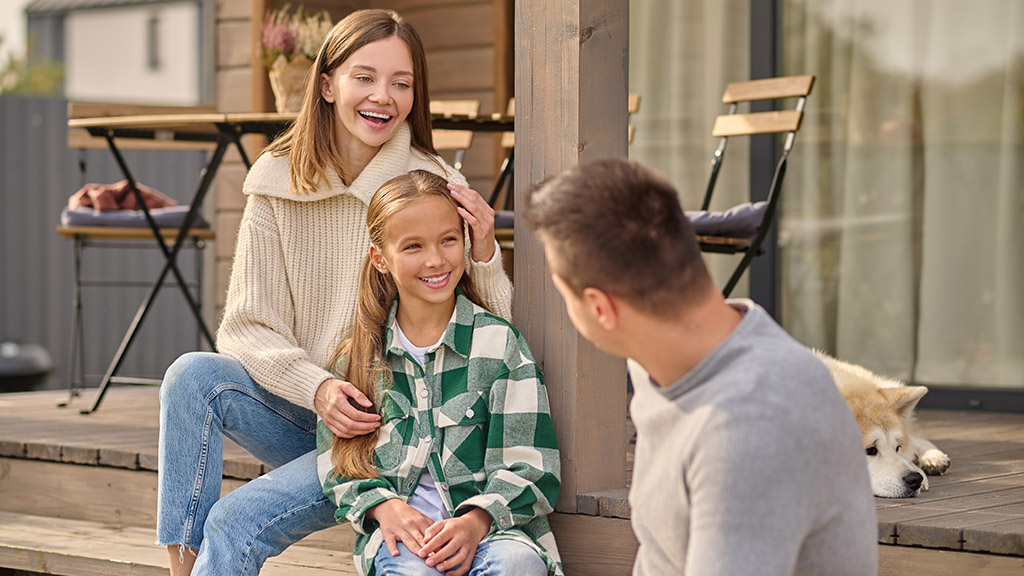 Famiglia felice che coversa senza schermi e senza tecnologia