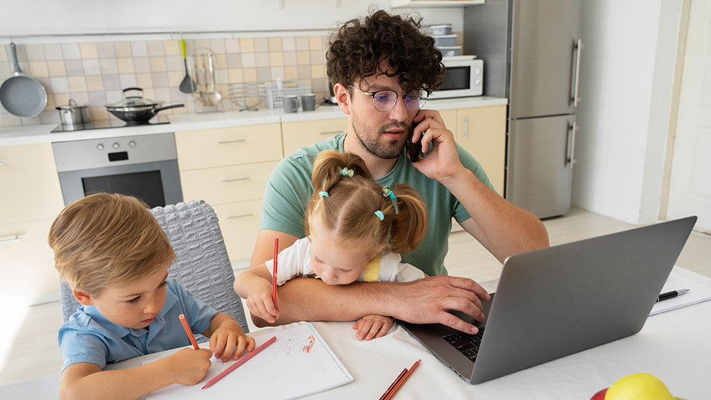 Genitori digitali con figli piccoli. Concetto di nativi digitali e equilibrio tecnologico