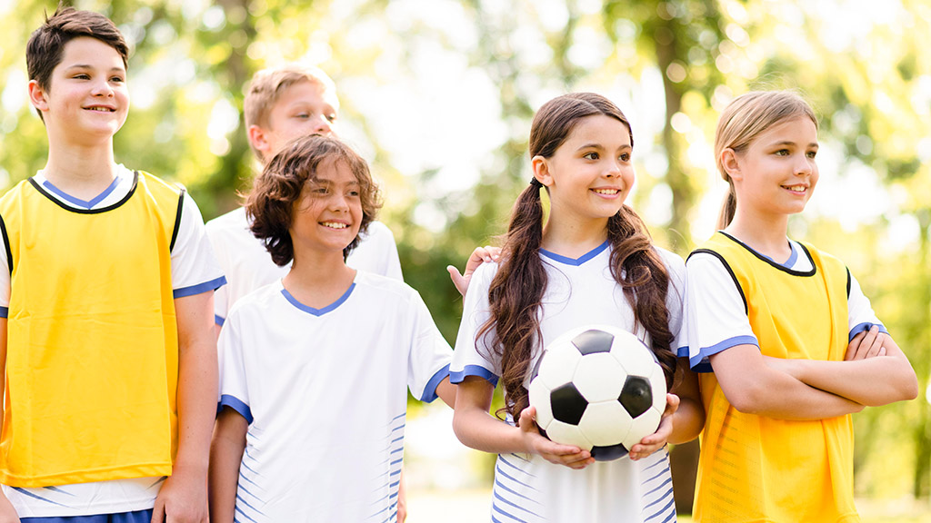 Bambini che fanno sport e attività all'aria aperta come alternativa agli schermi