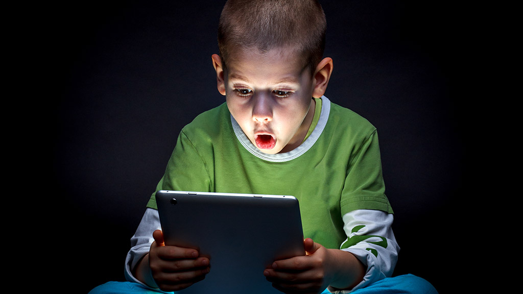 Stimolo di dopamina in un bambino con dipendenza tecnologica